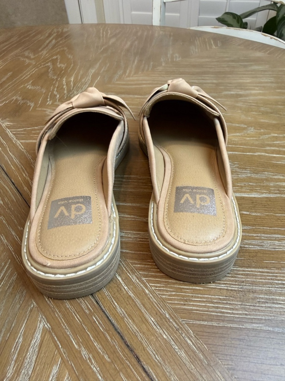 Dolce Vita Tan Knot-Detail Slip-On Fanny Loafers - Picture 4 of 8